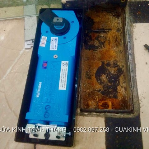 Bản lề cửa kính bị han rỉ ăn mòn