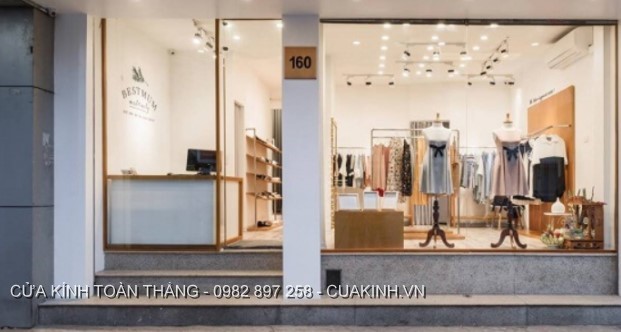 Cửa kính shop thời trang nhiều ưu điểm vượt trội