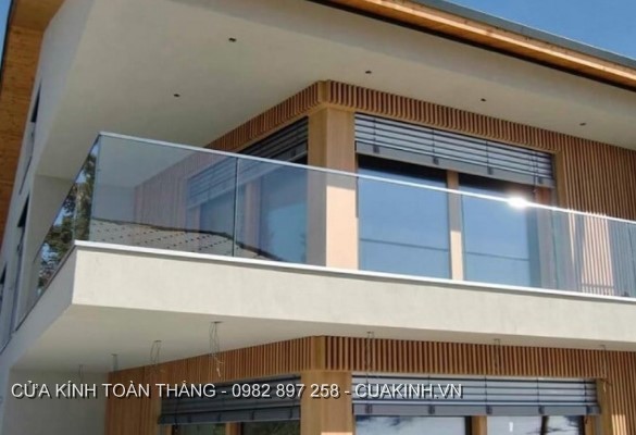 Lan can kính cường lực giúp tạo không gian sang trọng hiện đại