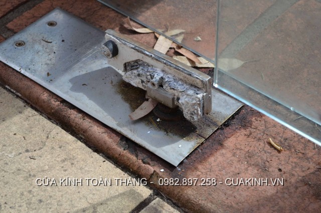 Sửa bản lề cửa kính bị chảy dầu