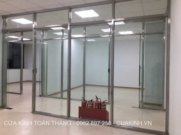 vách kính khung inox ngăn cách không gian hiệu quả