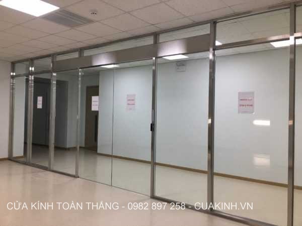 Vách kính khung inox